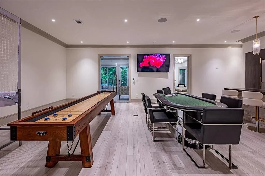 The Estate in Sandy Springs is a luxurious home of quality built with every attention to detail now available for sale. This home located at 1090 Kingston Dr, Sandy Springs, Georgia; offering 06 bedrooms and 08 bathrooms with 1.45 acres of land.