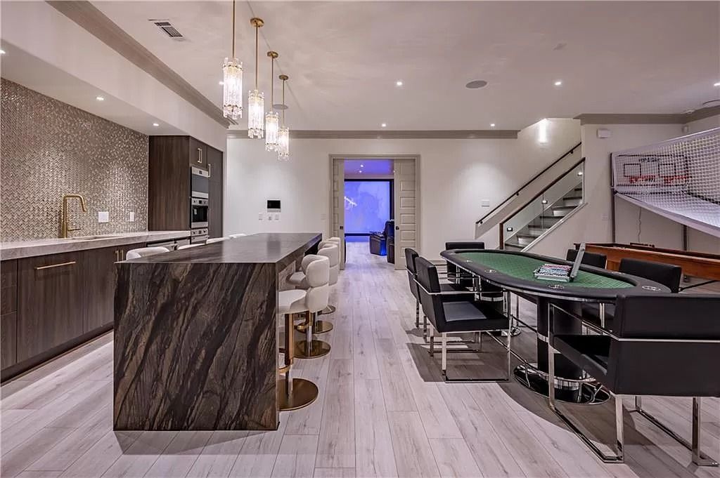 The Estate in Sandy Springs is a luxurious home of quality built with every attention to detail now available for sale. This home located at 1090 Kingston Dr, Sandy Springs, Georgia; offering 06 bedrooms and 08 bathrooms with 1.45 acres of land.
