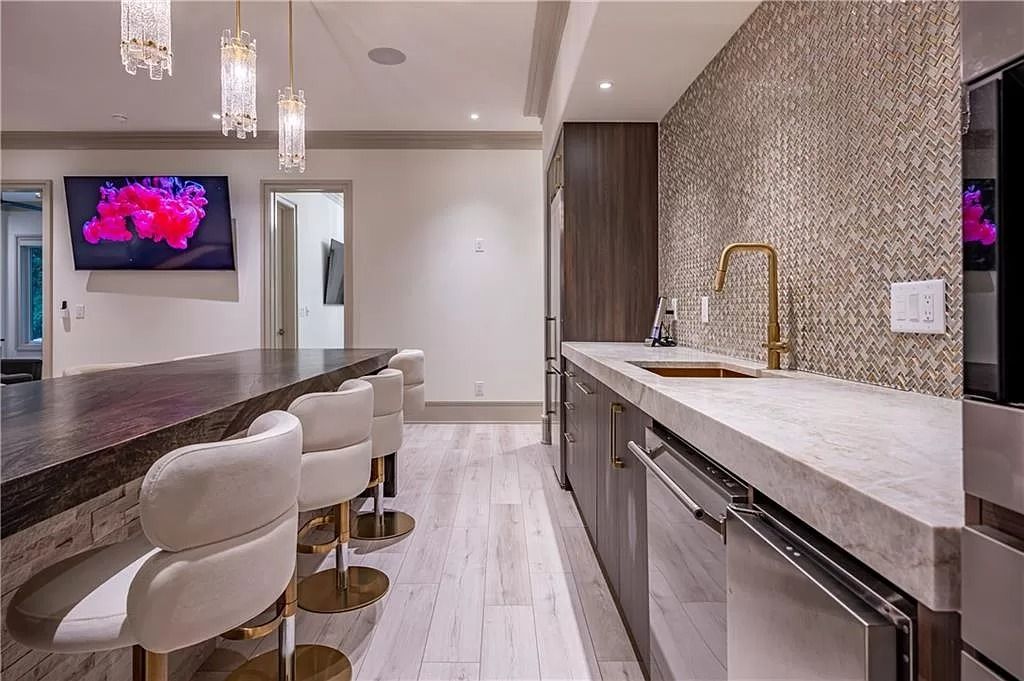 The Estate in Sandy Springs is a luxurious home of quality built with every attention to detail now available for sale. This home located at 1090 Kingston Dr, Sandy Springs, Georgia; offering 06 bedrooms and 08 bathrooms with 1.45 acres of land.