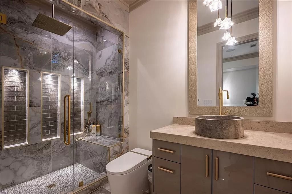 The Estate in Sandy Springs is a luxurious home of quality built with every attention to detail now available for sale. This home located at 1090 Kingston Dr, Sandy Springs, Georgia; offering 06 bedrooms and 08 bathrooms with 1.45 acres of land.
