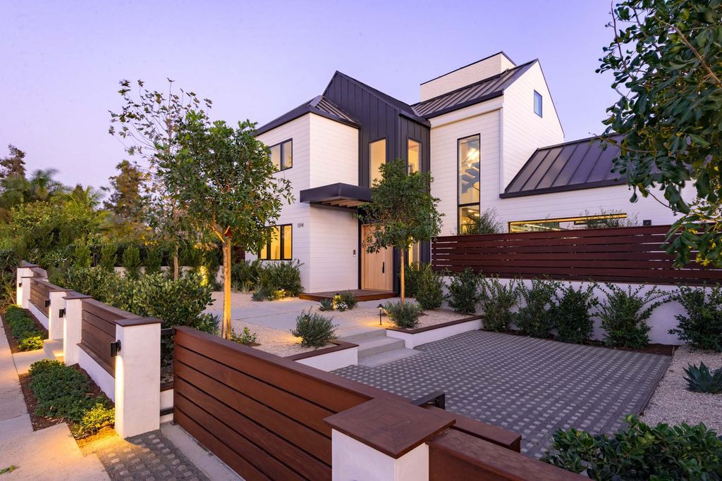 The Home in Venice, a spectacular modern farmhouse designed by Hamilton Architects for entertaining with expansive living spaces and unparalleled amenities is now available for sale. This home located at 1314 Morningside Way, Venice, California