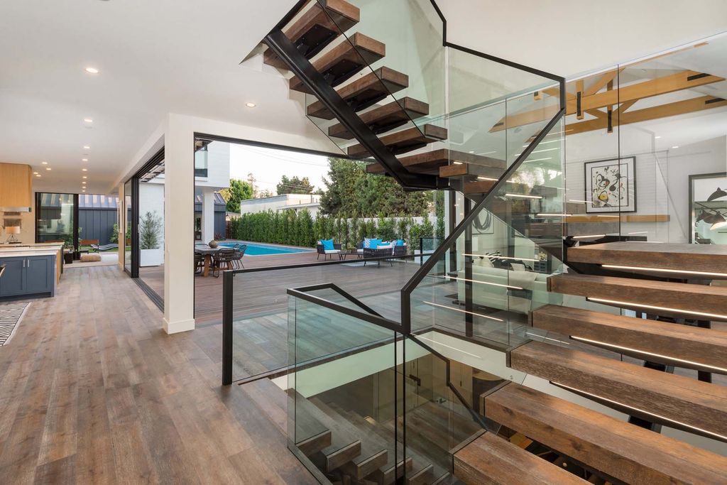 The Home in Venice, a spectacular modern farmhouse designed by Hamilton Architects for entertaining with expansive living spaces and unparalleled amenities is now available for sale. This home located at 1314 Morningside Way, Venice, California