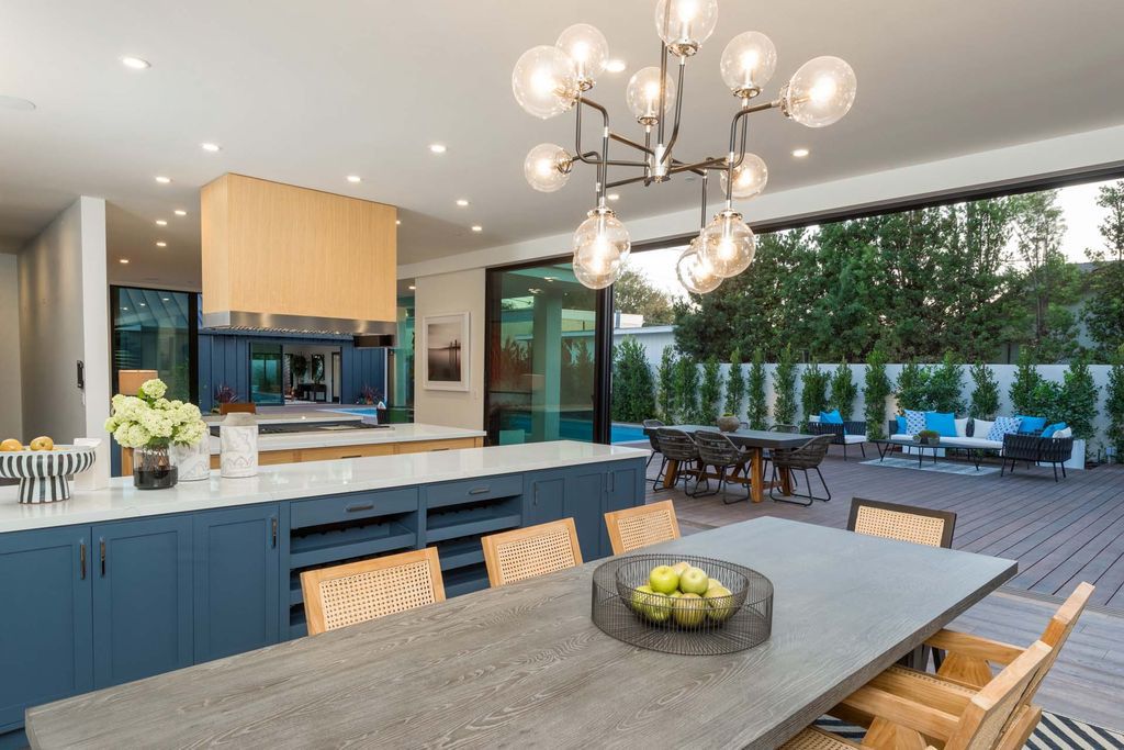 The Home in Venice, a spectacular modern farmhouse designed by Hamilton Architects for entertaining with expansive living spaces and unparalleled amenities is now available for sale. This home located at 1314 Morningside Way, Venice, California