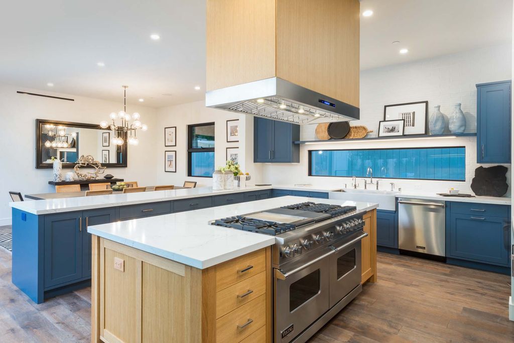 The Home in Venice, a spectacular modern farmhouse designed by Hamilton Architects for entertaining with expansive living spaces and unparalleled amenities is now available for sale. This home located at 1314 Morningside Way, Venice, California