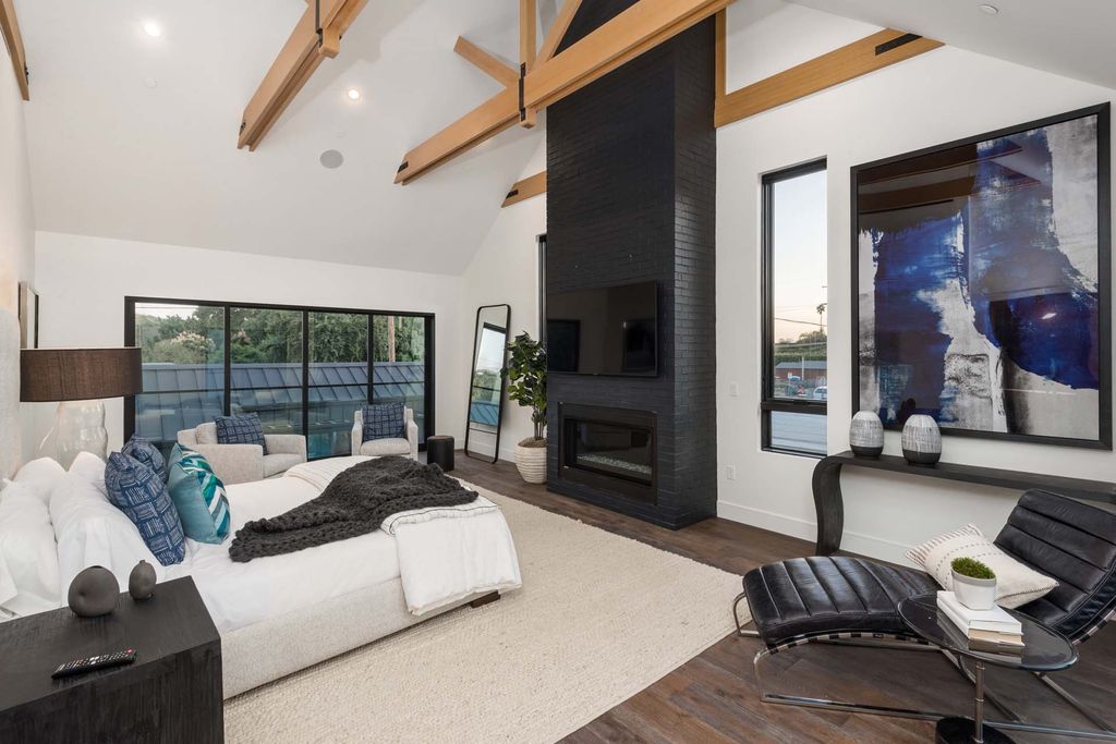 The Home in Venice, a spectacular modern farmhouse designed by Hamilton Architects for entertaining with expansive living spaces and unparalleled amenities is now available for sale. This home located at 1314 Morningside Way, Venice, California