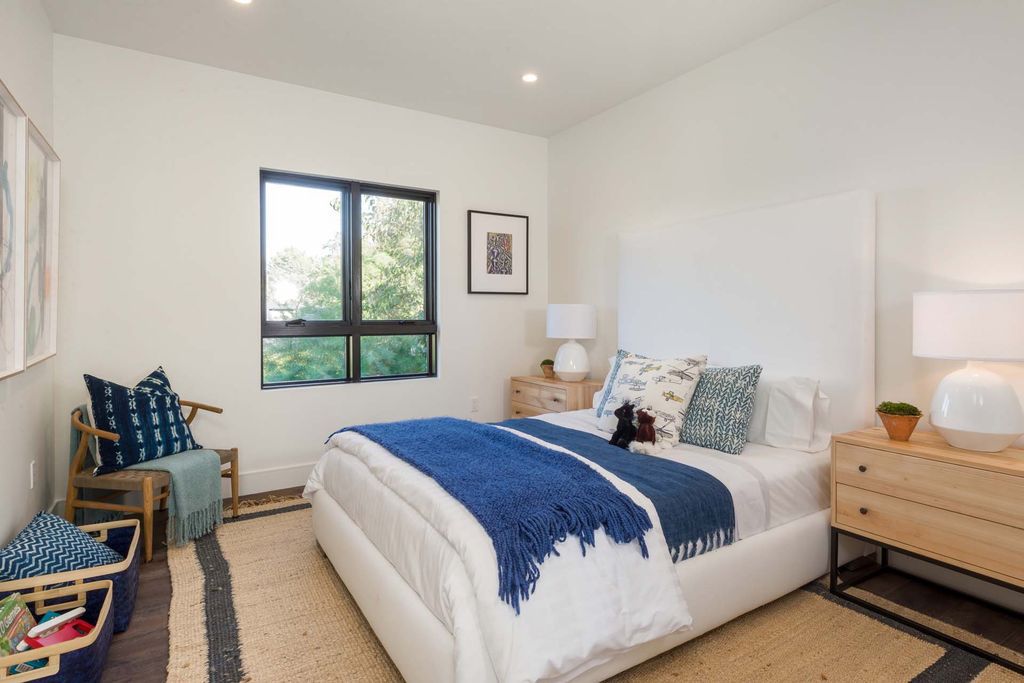 The Home in Venice, a spectacular modern farmhouse designed by Hamilton Architects for entertaining with expansive living spaces and unparalleled amenities is now available for sale. This home located at 1314 Morningside Way, Venice, California