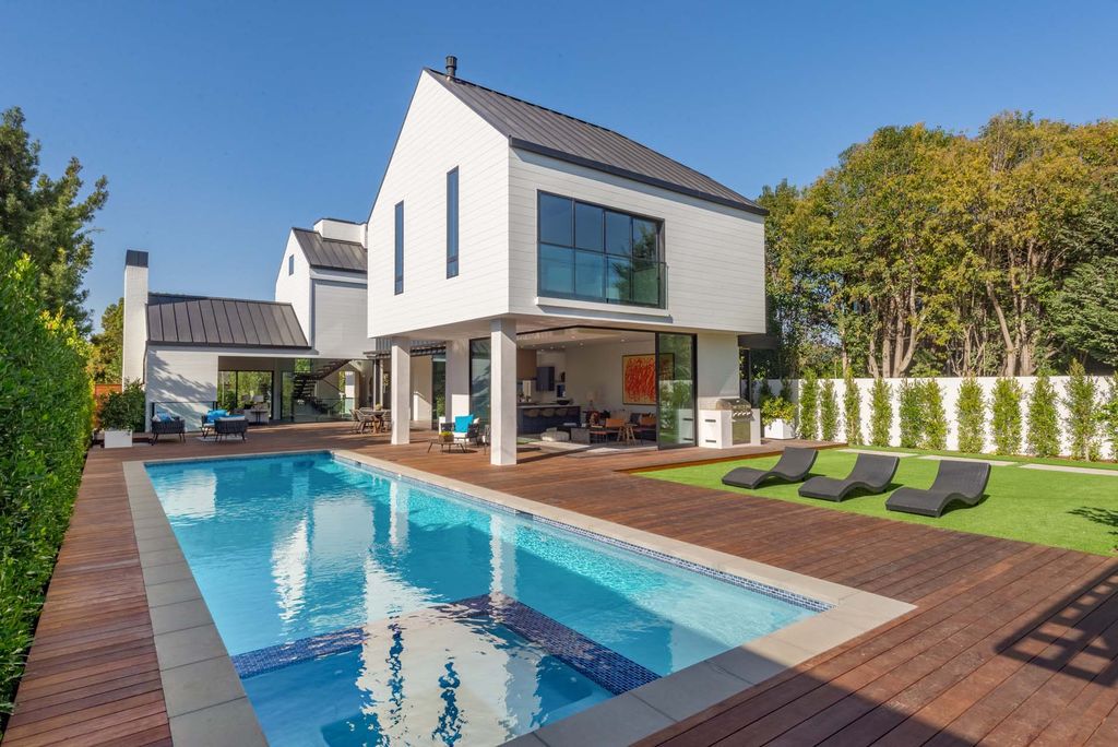 The Home in Venice, a spectacular modern farmhouse designed by Hamilton Architects for entertaining with expansive living spaces and unparalleled amenities is now available for sale. This home located at 1314 Morningside Way, Venice, California