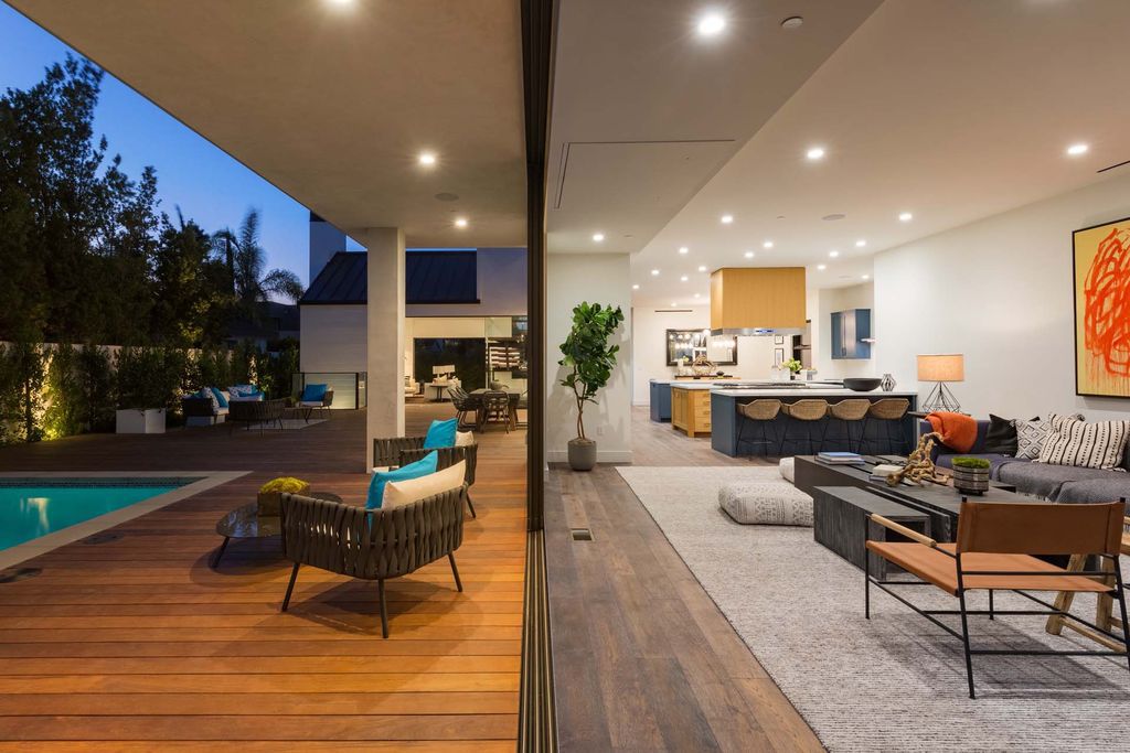 The Home in Venice, a spectacular modern farmhouse designed by Hamilton Architects for entertaining with expansive living spaces and unparalleled amenities is now available for sale. This home located at 1314 Morningside Way, Venice, California