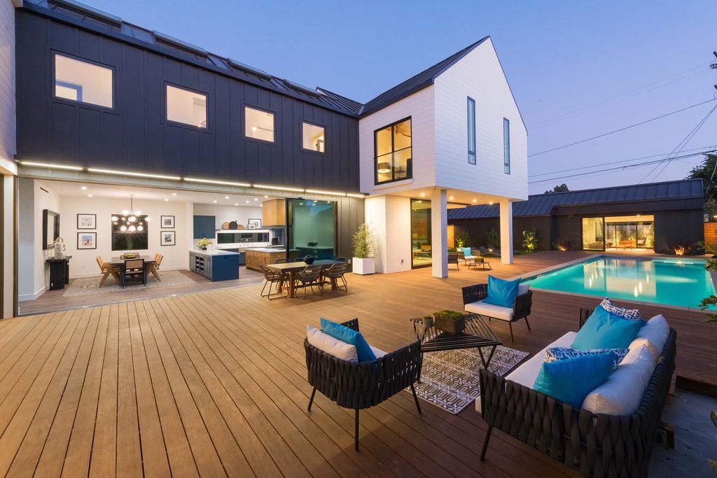 The Home in Venice, a spectacular modern farmhouse designed by Hamilton Architects for entertaining with expansive living spaces and unparalleled amenities is now available for sale. This home located at 1314 Morningside Way, Venice, California