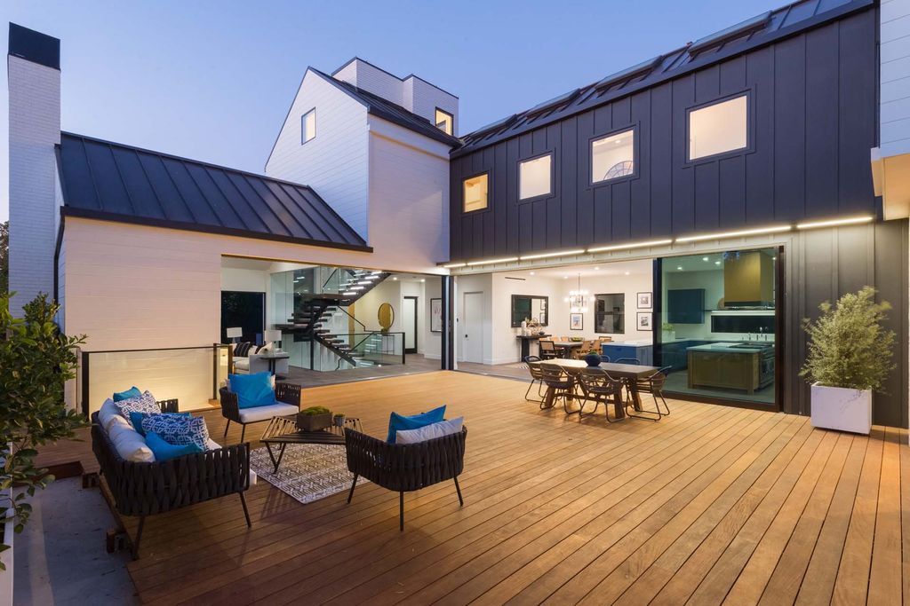 The Home in Venice, a spectacular modern farmhouse designed by Hamilton Architects for entertaining with expansive living spaces and unparalleled amenities is now available for sale. This home located at 1314 Morningside Way, Venice, California