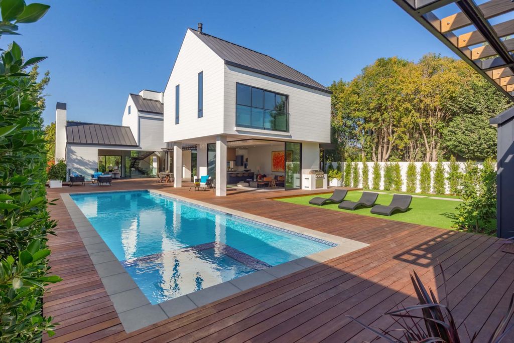 The Home in Venice, a spectacular modern farmhouse designed by Hamilton Architects for entertaining with expansive living spaces and unparalleled amenities is now available for sale. This home located at 1314 Morningside Way, Venice, California