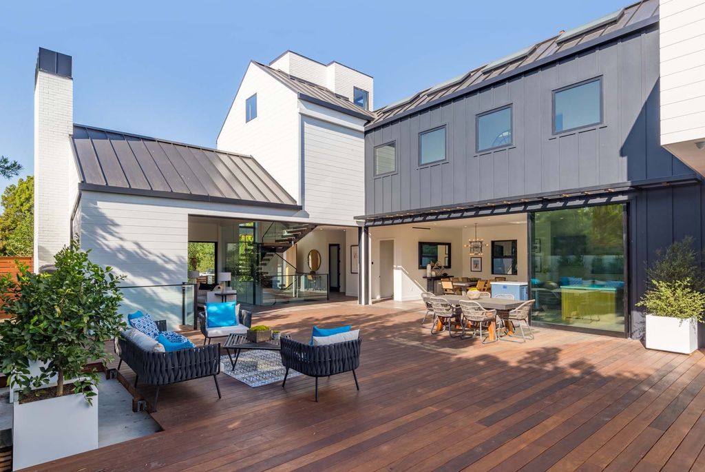 The Home in Venice, a spectacular modern farmhouse designed by Hamilton Architects for entertaining with expansive living spaces and unparalleled amenities is now available for sale. This home located at 1314 Morningside Way, Venice, California
