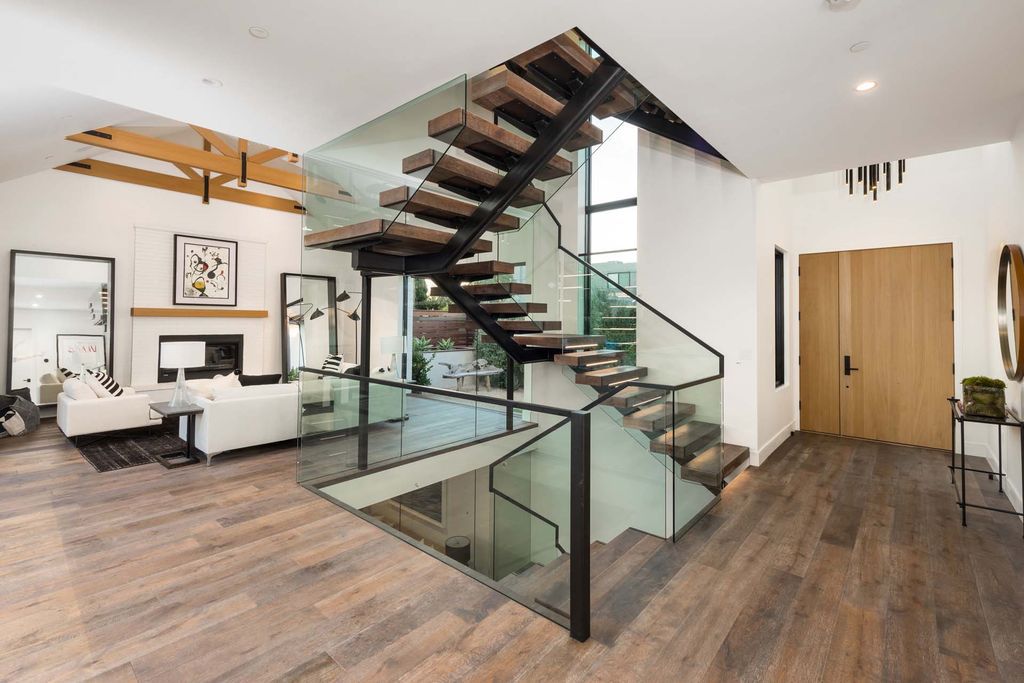 The Home in Venice, a spectacular modern farmhouse designed by Hamilton Architects for entertaining with expansive living spaces and unparalleled amenities is now available for sale. This home located at 1314 Morningside Way, Venice, California