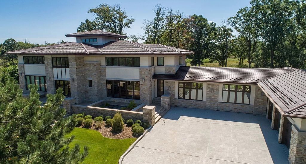 The Estate in Northbrook is a luxurious home featuring dualing staircase, large home office, indoor pool, home theatre, massive kitchen and much more appeal now available for sale. This home located at 925 Morrison Ln, Northbrook, Illinois, offering 06 bedrooms and 08 bathrooms with 8,960 square feet of living spaces. 