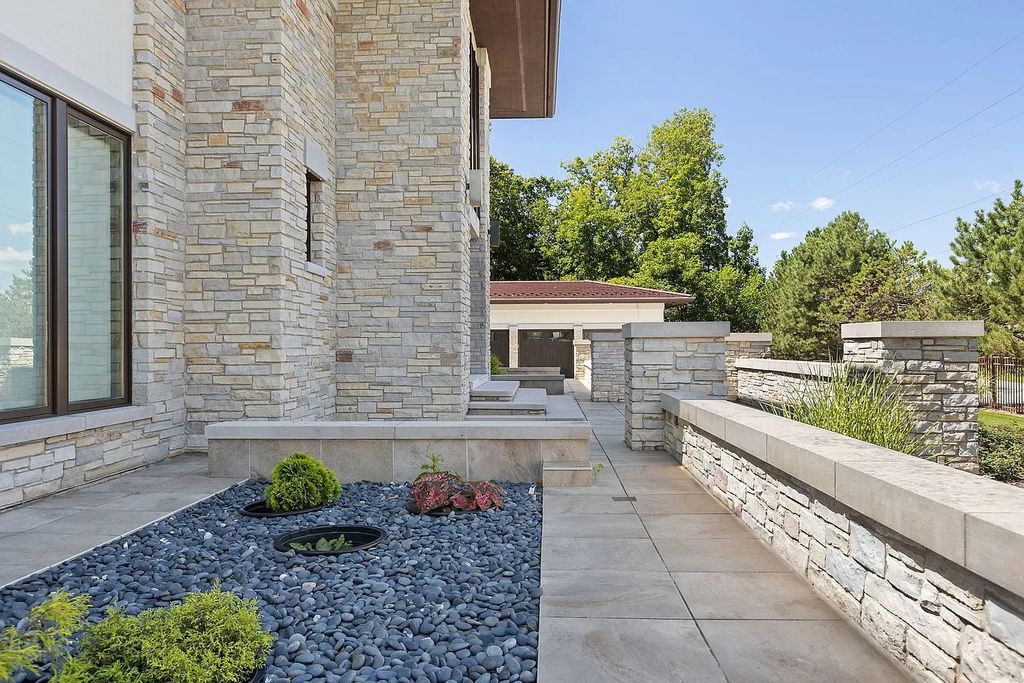 The Estate in Northbrook is a luxurious home featuring dualing staircase, large home office, indoor pool, home theatre, massive kitchen and much more appeal now available for sale. This home located at 925 Morrison Ln, Northbrook, Illinois, offering 06 bedrooms and 08 bathrooms with 8,960 square feet of living spaces. 