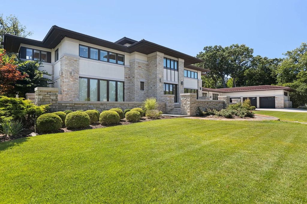 The Estate in Northbrook is a luxurious home featuring dualing staircase, large home office, indoor pool, home theatre, massive kitchen and much more appeal now available for sale. This home located at 925 Morrison Ln, Northbrook, Illinois, offering 06 bedrooms and 08 bathrooms with 8,960 square feet of living spaces. 