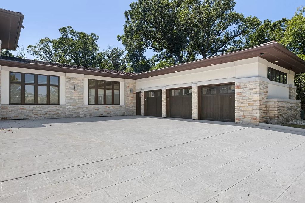 The Estate in Northbrook is a luxurious home featuring dualing staircase, large home office, indoor pool, home theatre, massive kitchen and much more appeal now available for sale. This home located at 925 Morrison Ln, Northbrook, Illinois, offering 06 bedrooms and 08 bathrooms with 8,960 square feet of living spaces. 