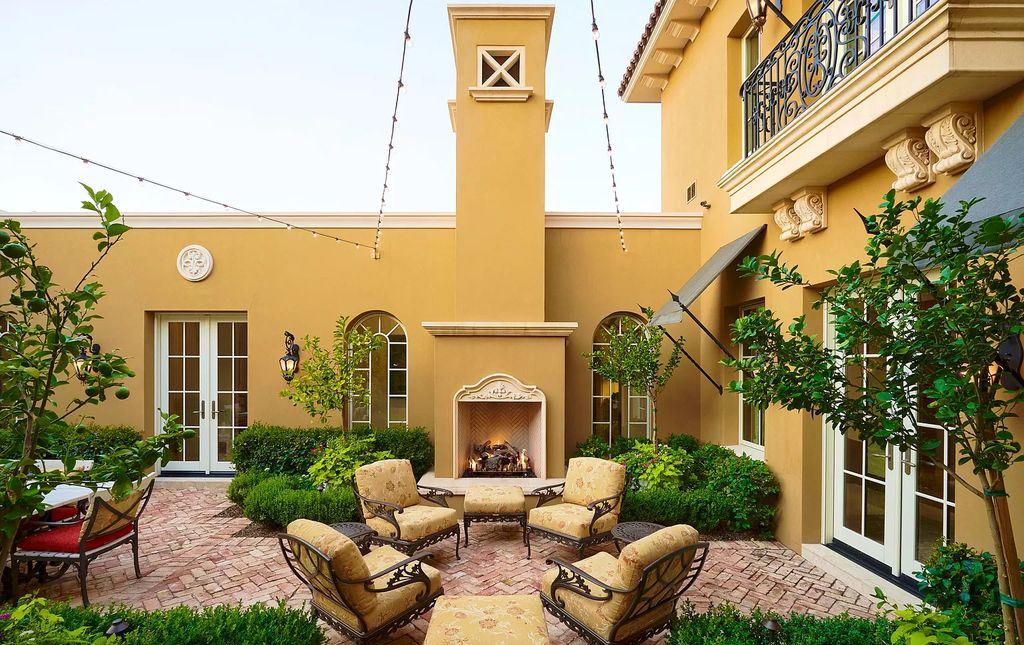 The Home in Scottsdale, a noteworthy property offers unprecedented balance between priceless sweeping views of the valley below and unparalleled lot location at 2,000 feet is now available for sale. This home located at 21376 N 110th Pl, Scottsdale, Arizona