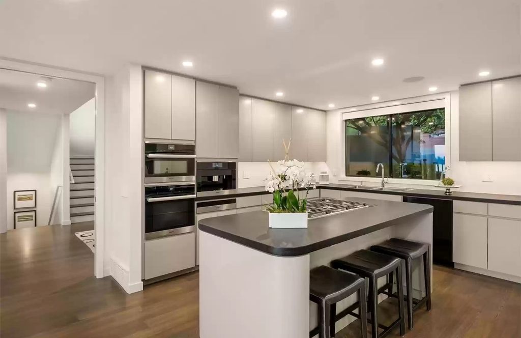 The Home in Medina is an impeccably stylish and undeniably chic home with effortless entertaining spaces, now available for sale. This home located at 7329 NE 18th Street, Medina, Washington