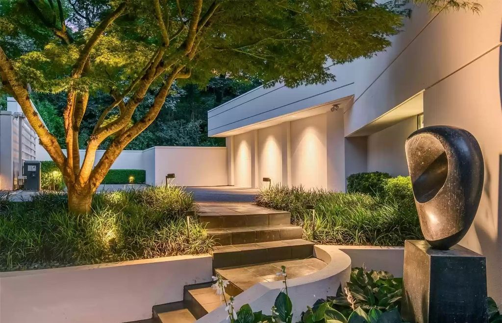 The Home in Medina is an impeccably stylish and undeniably chic home with effortless entertaining spaces, now available for sale. This home located at 7329 NE 18th Street, Medina, Washington