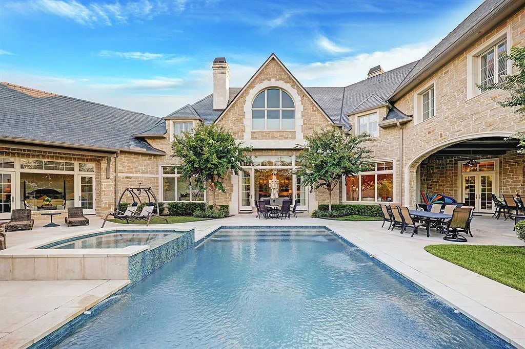 The Houston Home, a stunning property set on an expansive corner lot with sumptuous amenities throughout, high ceilings, French oak and limestone flooring and stunning mill-work is now available for sale. This home located at 5609 Lynbrook Dr, Houston, Texas