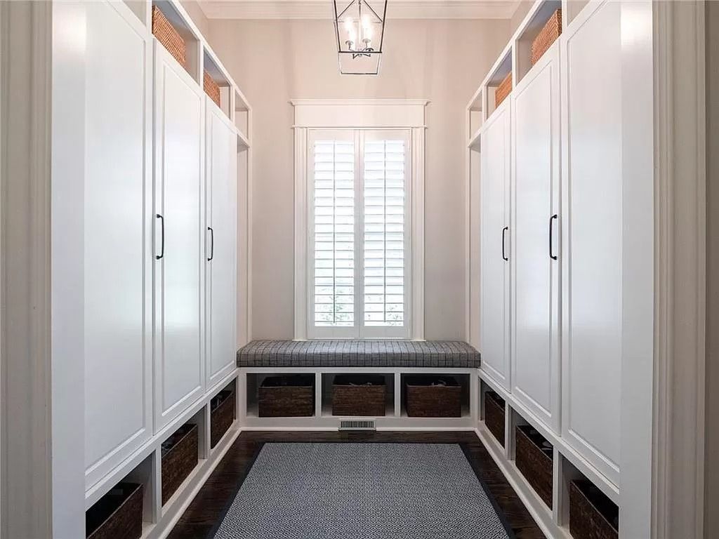 The Estate in Milton is a luxurious home featuring open floor plan and breathtaking outdoor area now available for sale. This home located at 16146 Belford Dr, Milton, Georgia; offering 07 bedrooms and 09 bathrooms with 8,979 square feet of living spaces.