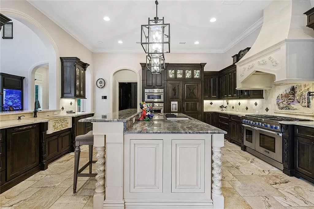 The Estate in Orlando, a one of a kind home in the coveted Carolwood neighborhood in Golden Oak at Walt Disney World Resort offering beautiful outdoor areas with a resort pool and an expansive covered courtyard is now available for sale. This home located at 10151 Enchanted Oak Dr, Orlando, Florida