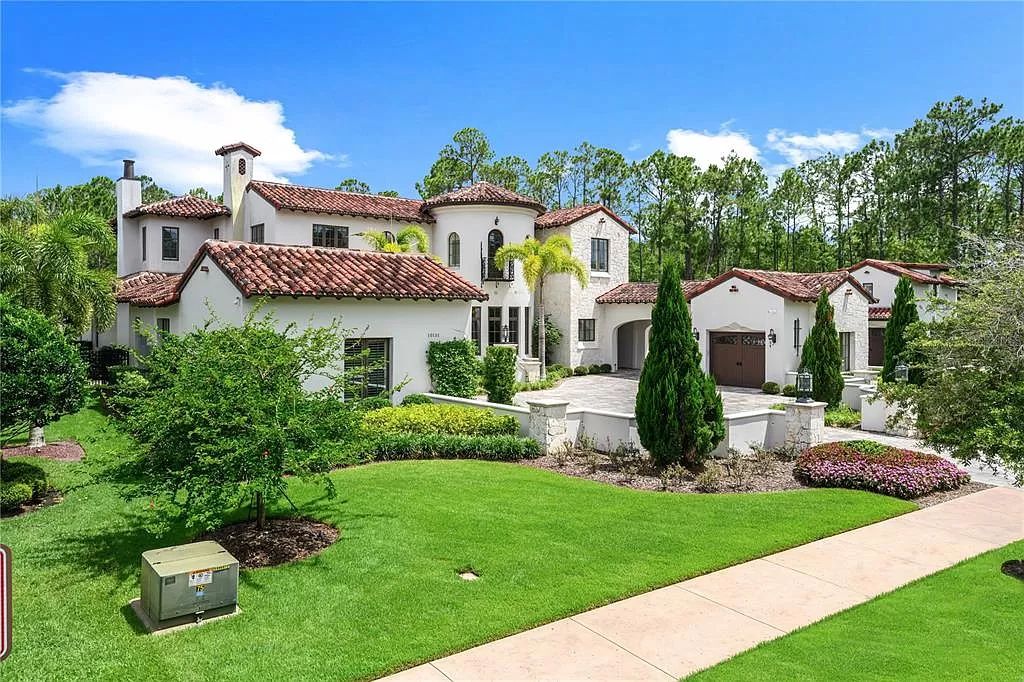 The Estate in Orlando, a one of a kind home in the coveted Carolwood neighborhood in Golden Oak at Walt Disney World Resort offering beautiful outdoor areas with a resort pool and an expansive covered courtyard is now available for sale. This home located at 10151 Enchanted Oak Dr, Orlando, Florida
