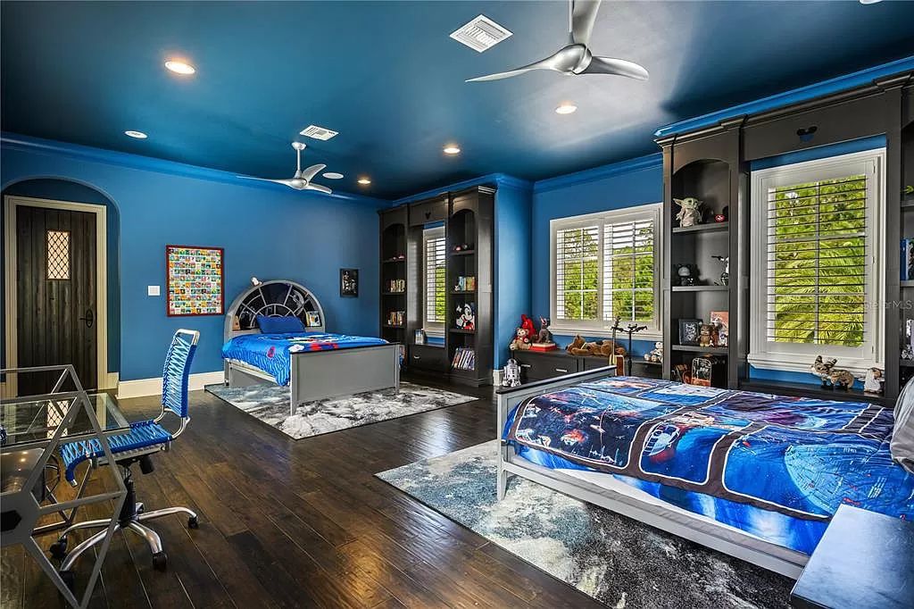 The Estate in Orlando, a one of a kind home in the coveted Carolwood neighborhood in Golden Oak at Walt Disney World Resort offering beautiful outdoor areas with a resort pool and an expansive covered courtyard is now available for sale. This home located at 10151 Enchanted Oak Dr, Orlando, Florida