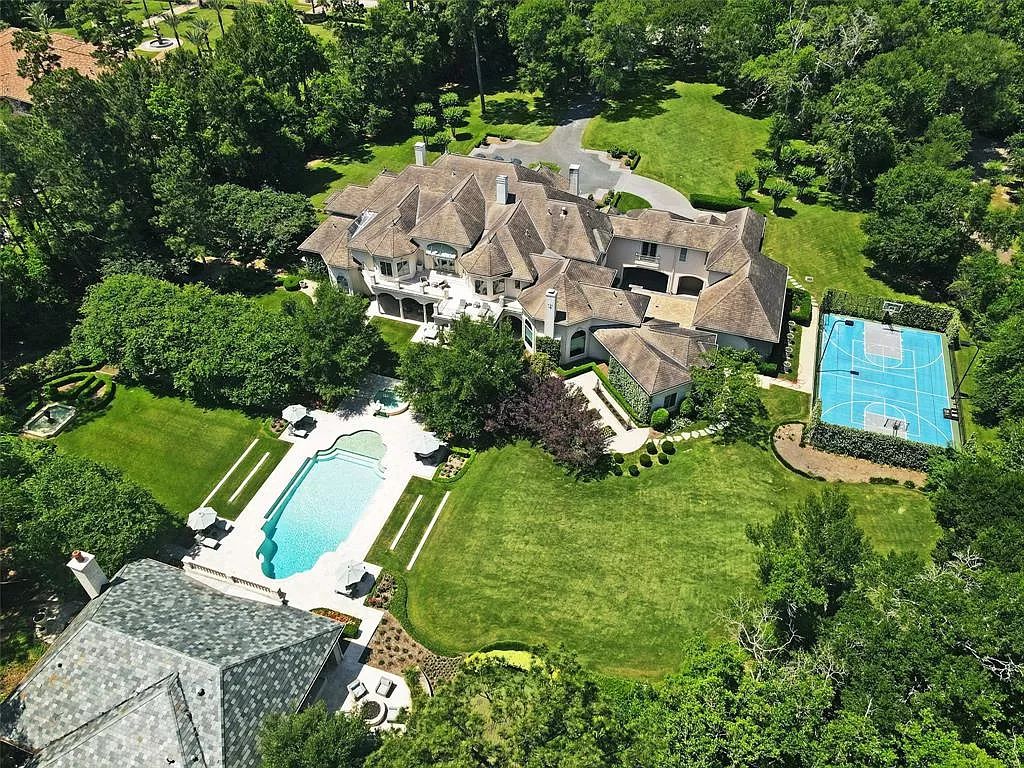 The Mansion in Tomball, a timeless estate with French style and old world charm featuring unique architectural design, attention to detail and the exceptional quality of materials is now available for sale. This home located at 36 Saddlebrook Ct, Tomball, Texas