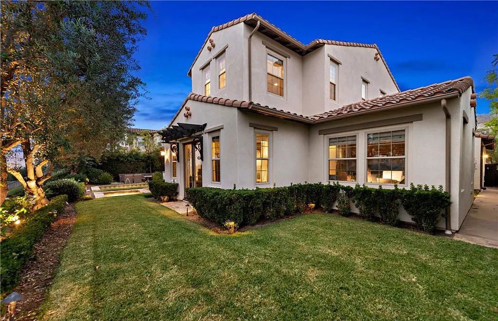 The Home in San Clemente, a beautifully upgraded residence offers panoramic ocean, valley, hill and city-light views from indoor and outdoor living areas is now available for sale. This home located at 18 Via Alcamo, San Clemente, California