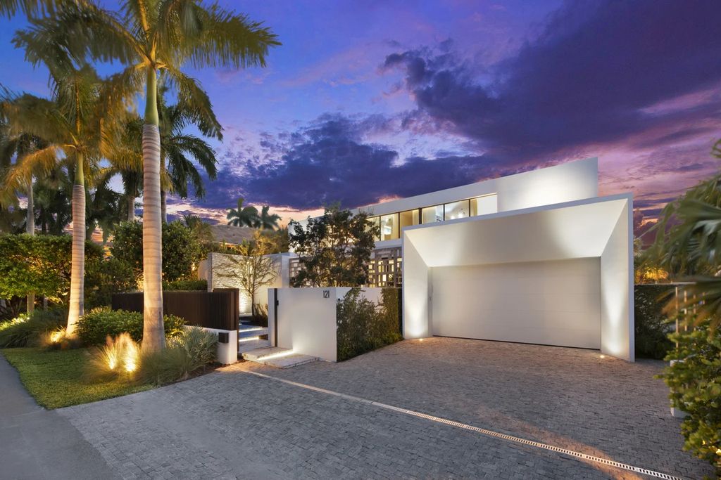 121 Nurmi Dr, Fort Lauderdale, Florida is a sophisticated modernist estate built in 2020 by renown architect Daniel Kahan from Smith and Moore with unbelievable features including beautiful lighting, private gardens, summer kitchen and more.