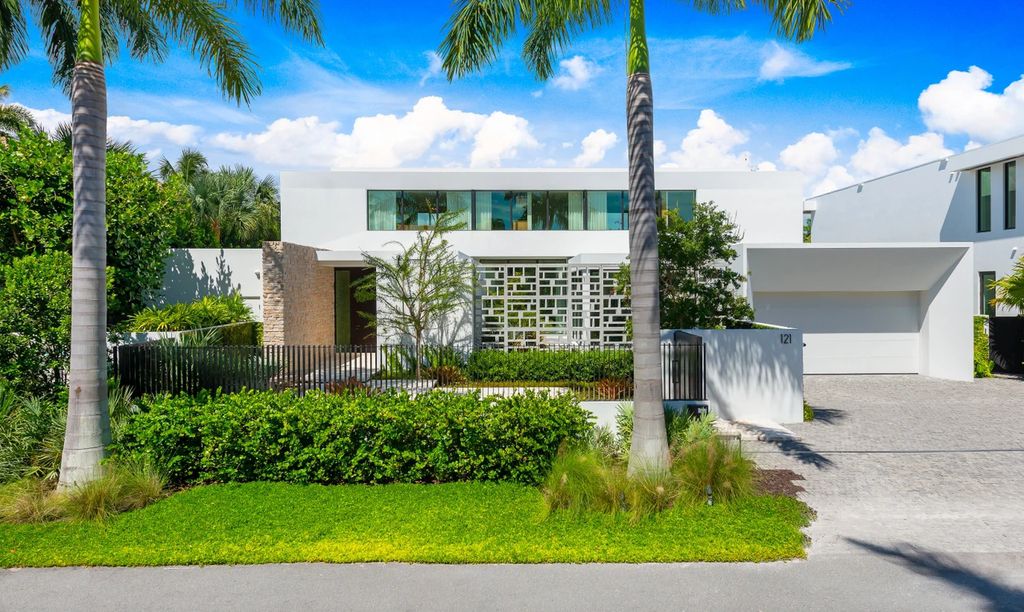 121 Nurmi Dr, Fort Lauderdale, Florida is a sophisticated modernist estate built in 2020 by renown architect Daniel Kahan from Smith and Moore with unbelievable features including beautiful lighting, private gardens, summer kitchen and more.