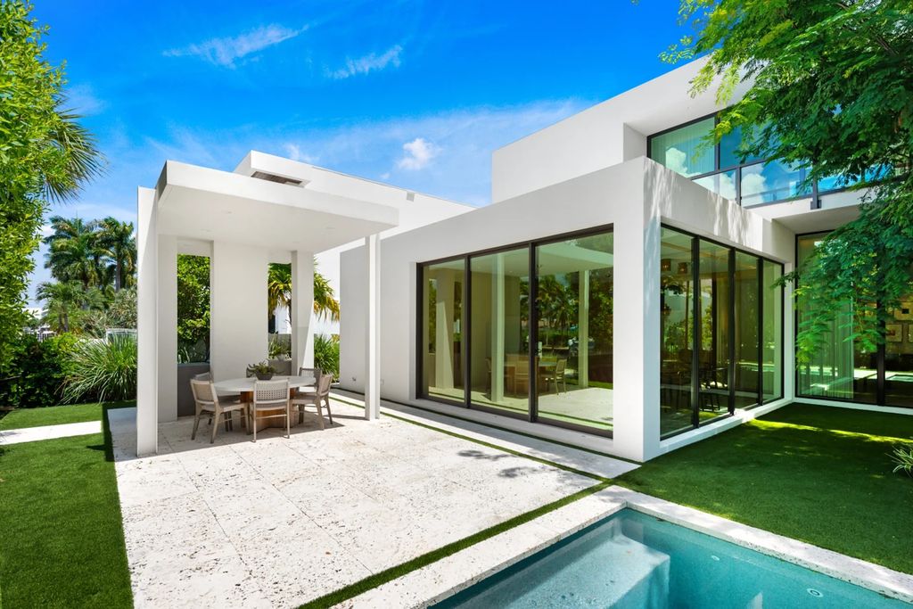 121 Nurmi Dr, Fort Lauderdale, Florida is a sophisticated modernist estate built in 2020 by renown architect Daniel Kahan from Smith and Moore with unbelievable features including beautiful lighting, private gardens, summer kitchen and more.