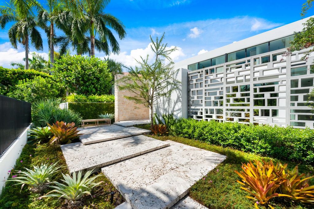 121 Nurmi Dr, Fort Lauderdale, Florida is a sophisticated modernist estate built in 2020 by renown architect Daniel Kahan from Smith and Moore with unbelievable features including beautiful lighting, private gardens, summer kitchen and more.