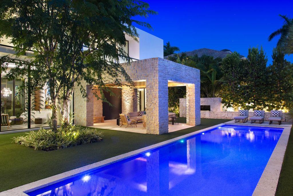 121 Nurmi Dr, Fort Lauderdale, Florida is a sophisticated modernist estate built in 2020 by renown architect Daniel Kahan from Smith and Moore with unbelievable features including beautiful lighting, private gardens, summer kitchen and more.