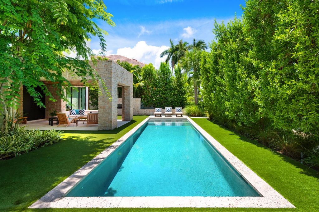 121 Nurmi Dr, Fort Lauderdale, Florida is a sophisticated modernist estate built in 2020 by renown architect Daniel Kahan from Smith and Moore with unbelievable features including beautiful lighting, private gardens, summer kitchen and more.