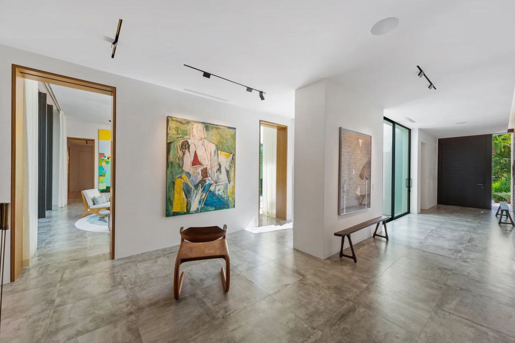 121 Nurmi Dr, Fort Lauderdale, Florida is a sophisticated modernist estate built in 2020 by renown architect Daniel Kahan from Smith and Moore with unbelievable features including beautiful lighting, private gardens, summer kitchen and more.