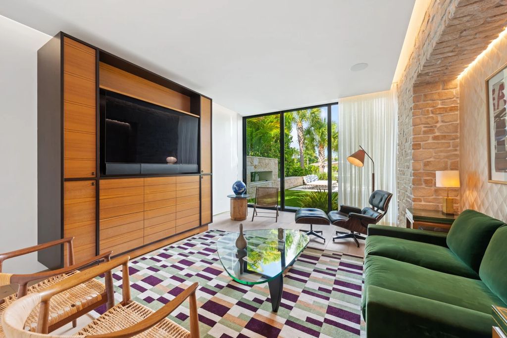 121 Nurmi Dr, Fort Lauderdale, Florida is a sophisticated modernist estate built in 2020 by renown architect Daniel Kahan from Smith and Moore with unbelievable features including beautiful lighting, private gardens, summer kitchen and more.
