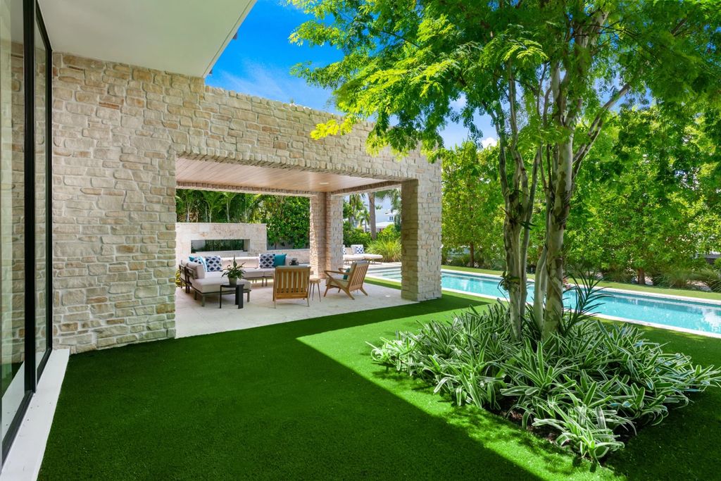121 Nurmi Dr, Fort Lauderdale, Florida is a sophisticated modernist estate built in 2020 by renown architect Daniel Kahan from Smith and Moore with unbelievable features including beautiful lighting, private gardens, summer kitchen and more.