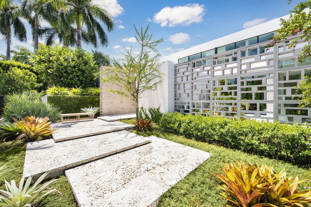 121 Nurmi Dr, Fort Lauderdale, Florida is a sophisticated modernist estate built in 2020 by renown architect Daniel Kahan from Smith and Moore with unbelievable features including beautiful lighting, private gardens, summer kitchen and more.