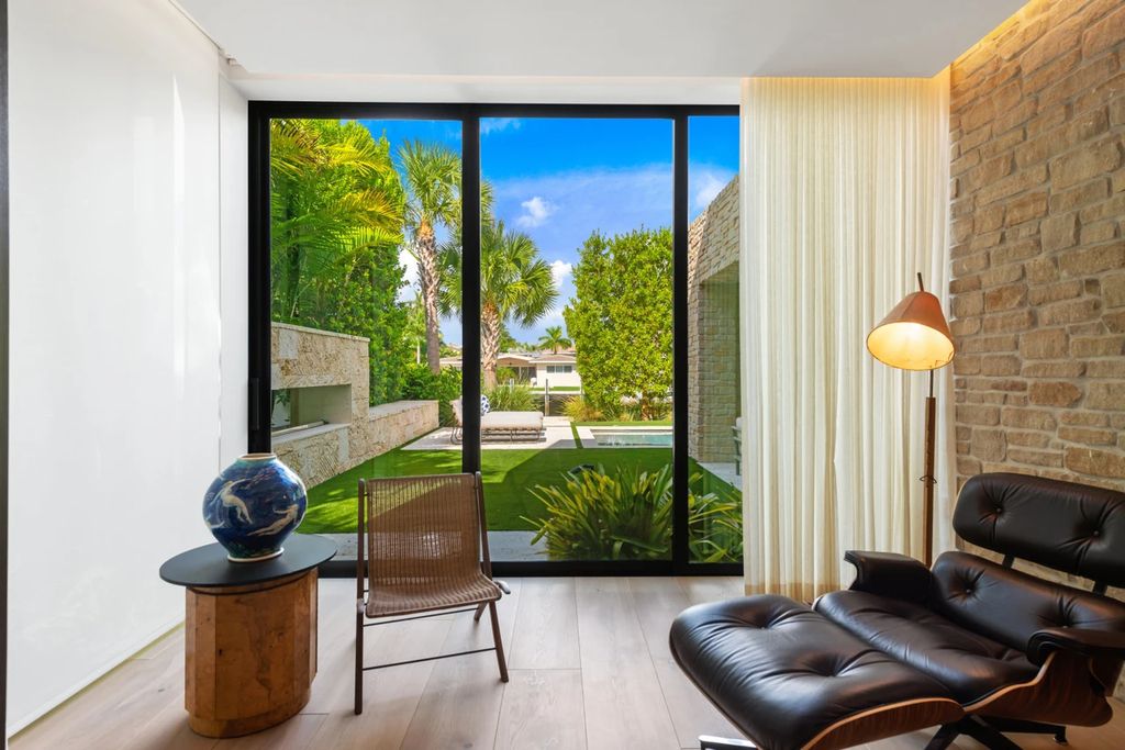 121 Nurmi Dr, Fort Lauderdale, Florida is a sophisticated modernist estate built in 2020 by renown architect Daniel Kahan from Smith and Moore with unbelievable features including beautiful lighting, private gardens, summer kitchen and more.