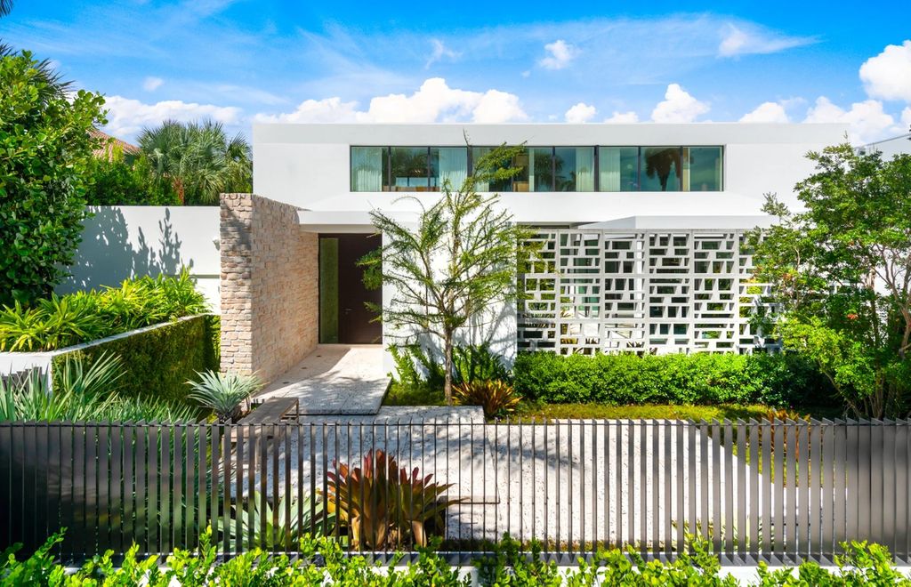 121 Nurmi Dr, Fort Lauderdale, Florida is a sophisticated modernist estate built in 2020 by renown architect Daniel Kahan from Smith and Moore with unbelievable features including beautiful lighting, private gardens, summer kitchen and more.