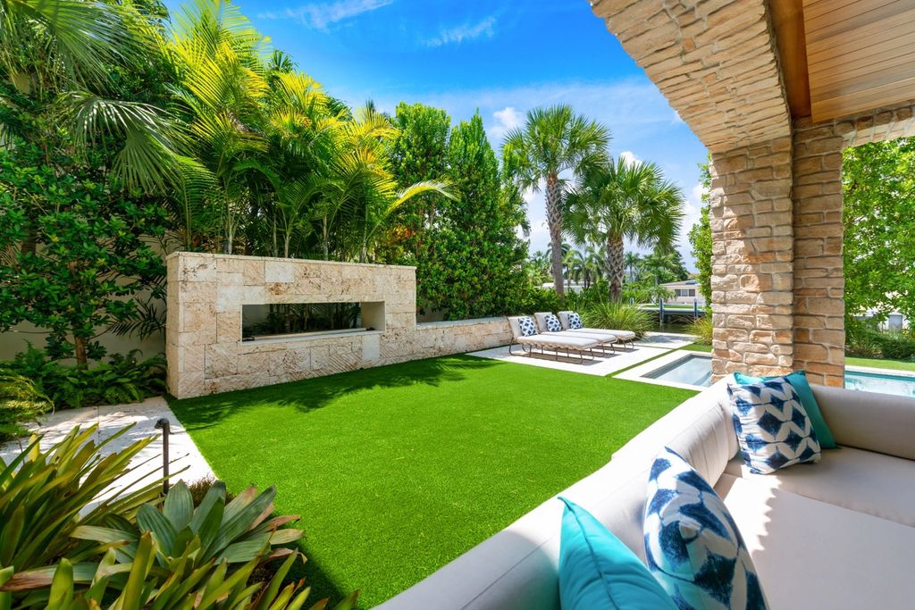 121 Nurmi Dr, Fort Lauderdale, Florida is a sophisticated modernist estate built in 2020 by renown architect Daniel Kahan from Smith and Moore with unbelievable features including beautiful lighting, private gardens, summer kitchen and more.