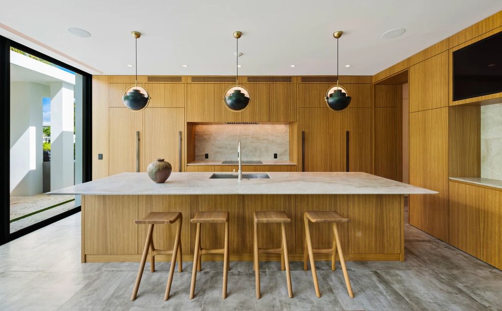 121 Nurmi Dr, Fort Lauderdale, Florida is a sophisticated modernist estate built in 2020 by renown architect Daniel Kahan from Smith and Moore with unbelievable features including beautiful lighting, private gardens, summer kitchen and more.
