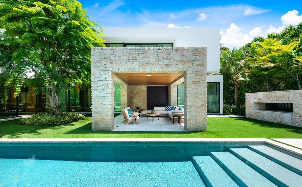 121 Nurmi Dr, Fort Lauderdale, Florida is a sophisticated modernist estate built in 2020 by renown architect Daniel Kahan from Smith and Moore with unbelievable features including beautiful lighting, private gardens, summer kitchen and more.