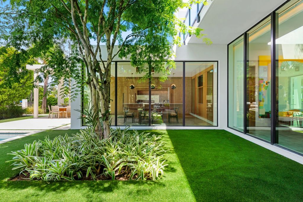 121 Nurmi Dr, Fort Lauderdale, Florida is a sophisticated modernist estate built in 2020 by renown architect Daniel Kahan from Smith and Moore with unbelievable features including beautiful lighting, private gardens, summer kitchen and more.