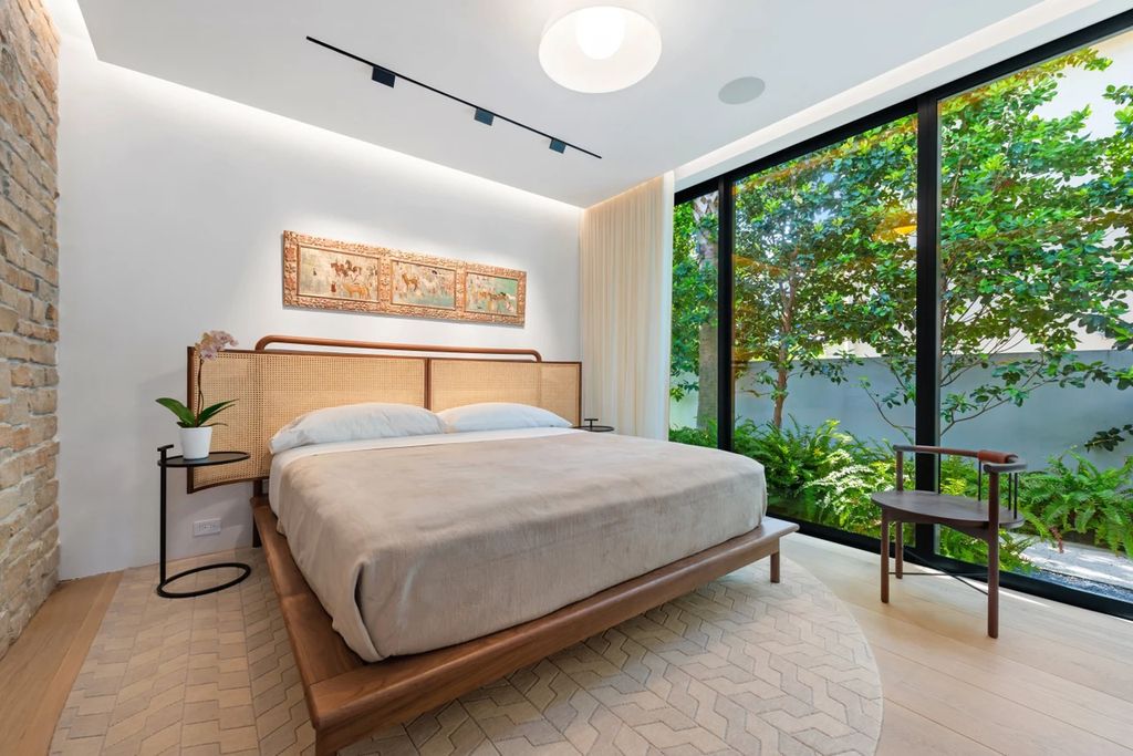 121 Nurmi Dr, Fort Lauderdale, Florida is a sophisticated modernist estate built in 2020 by renown architect Daniel Kahan from Smith and Moore with unbelievable features including beautiful lighting, private gardens, summer kitchen and more.