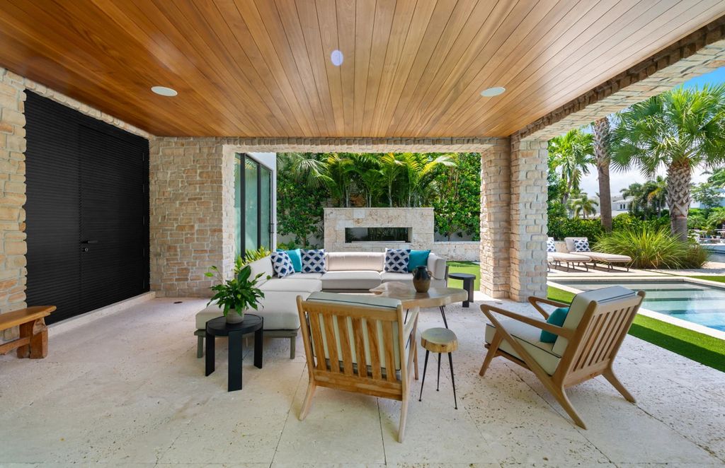 121 Nurmi Dr, Fort Lauderdale, Florida is a sophisticated modernist estate built in 2020 by renown architect Daniel Kahan from Smith and Moore with unbelievable features including beautiful lighting, private gardens, summer kitchen and more.
