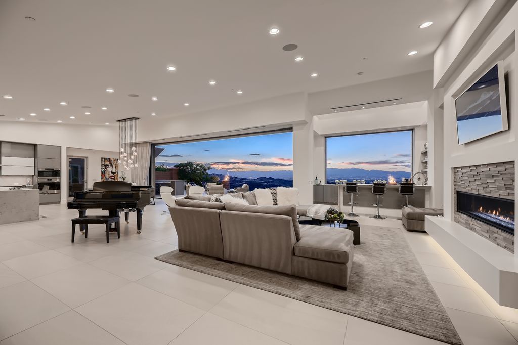 The Home in Henderson, a MacDonald Highlands residence offers a bright and open floor plan, an amazing backyard with infinity edge pool, spa, outdoor kitchen with bbq, fire pit and lounge area is now available for sale. This home located at 667 Palisade Rim Dr, Henderson, Nevada